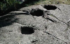 Schalensteine oberhalb der Hofstelle Unterortl